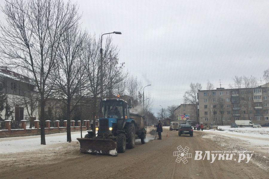В Великих Луках производится ямочный ремонт (ФОТО)