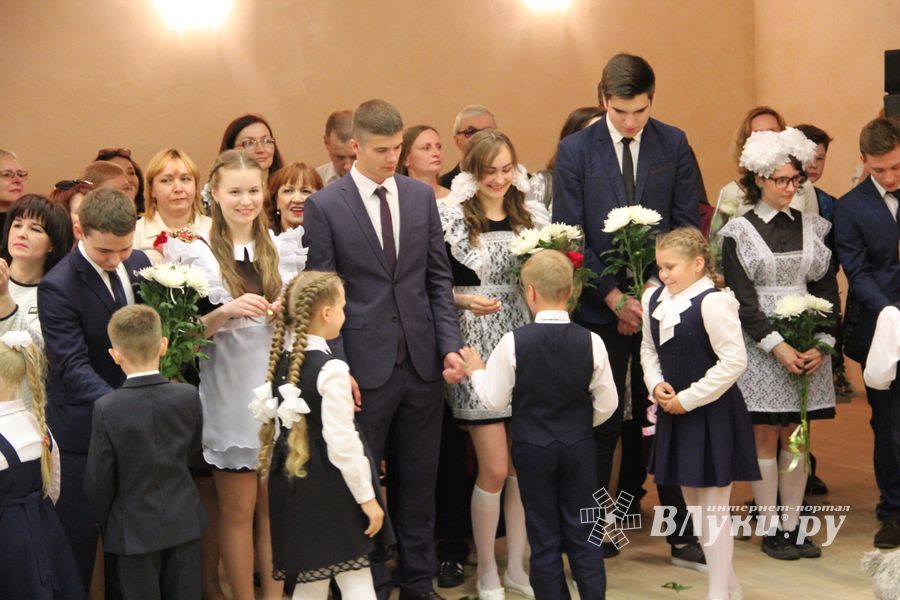 В Великих Луках прошли «Последние звонки» (ФОТО)