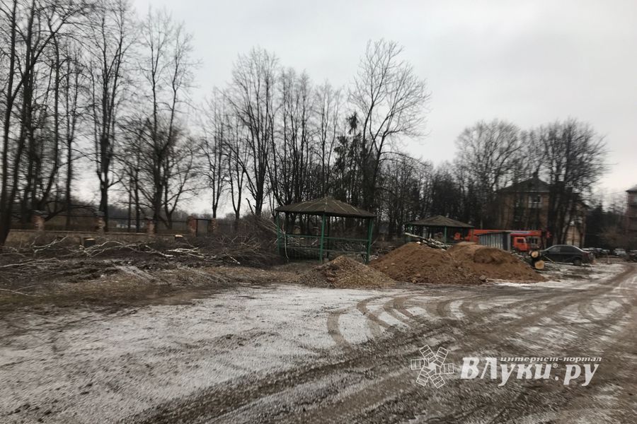 В Великих Луках приводят в порядок территорию Хирургического корпуса больницы (ФОТО)