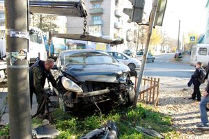 ДТП на перекрёстке Великих Лук: Peugeot увёз эвакуатор (ФОТО)