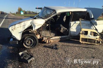 В Великих Луках столкнулись ВАЗ и Фольксваген (фото)