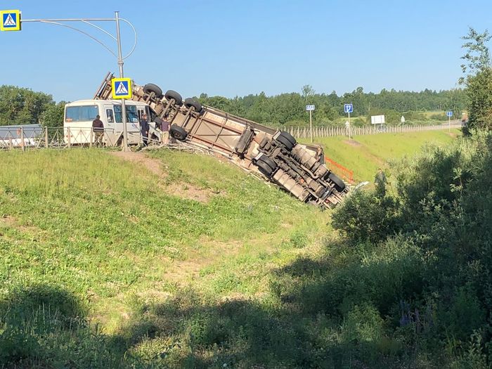 На трассе Рига-Москва произошло ДТП с участием автобуса и фуры (ФОТО)