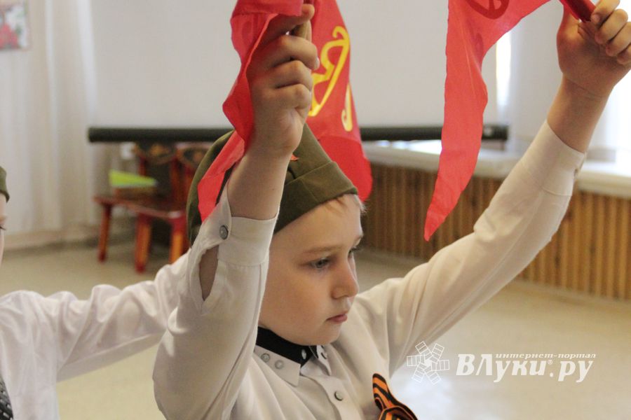 Юные великолучане отметили День победы (ФОТО)
