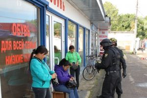 Полицейские, сотрудники УФМС, ОМОН и СОРБ искали на псковских рынках незаконных мигрантов