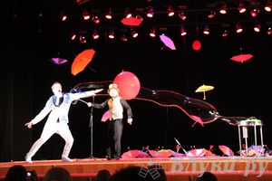 Шоу магических зонтиков и мыльных пузырей увидели юные великолучане