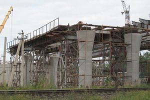 Строители готовятся к сборке пролета правого направления на путепроводе Великих Лук (ФОТО)