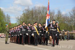 Парад Победы в Великих Луках (фото)