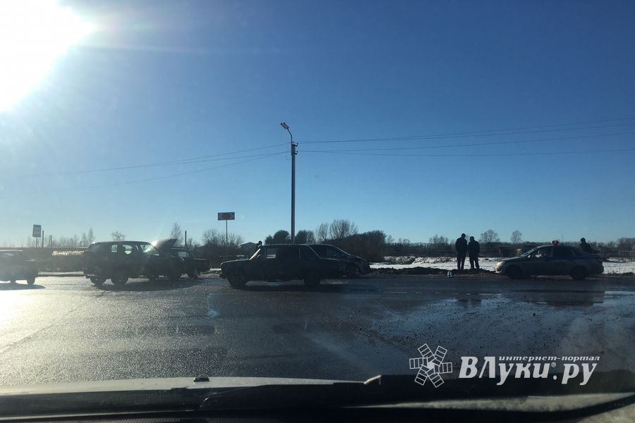 На Октябрьском произошло ДТП (ФОТО)