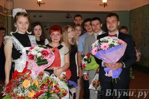 В Великих Луках прозвенели «Последние звонки»