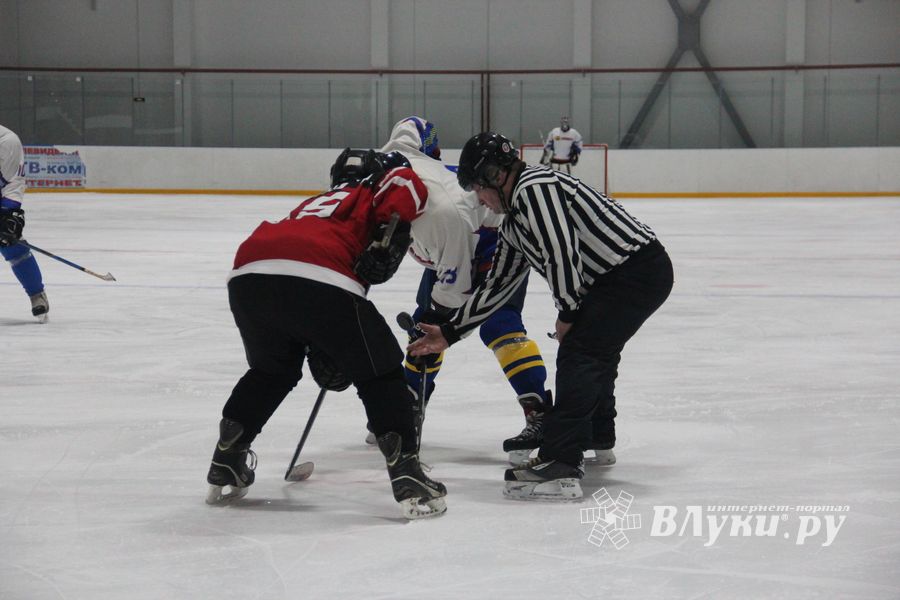Две великолукские команды хоккеистов одержали победы в домашних матчах (ФОТО)