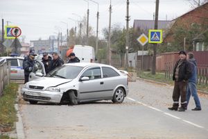 В Великих Луках неизвестный водитель, попав в ДТП, бросил автомобиль и скрылся (ФОТО)