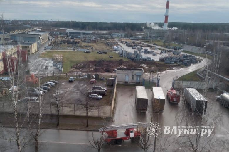 В Великих Луках горит завод ЗЭТО (ФОТО; ВИДЕО)