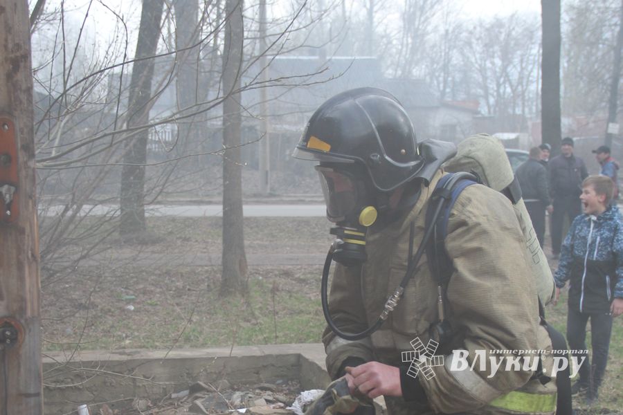 В Великих Луках на проспекте Гагарина горел барак (ФОТО)