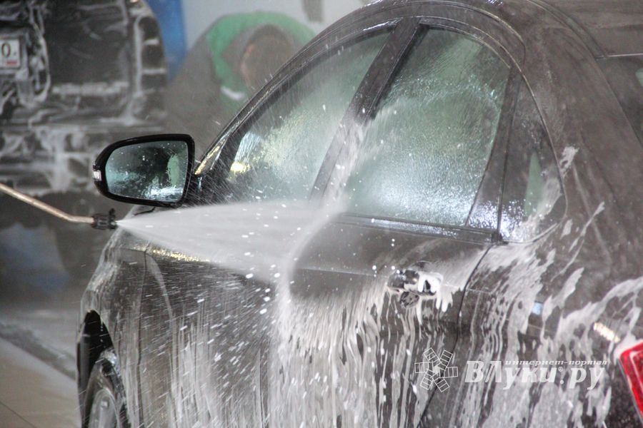 Автомойка в Великих Луках дарит подарки в День автомобилиста (ФОТО)