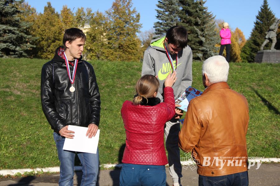 Легкоатлетический осенний кросс прошел в Великих Луках (фоторепортаж)