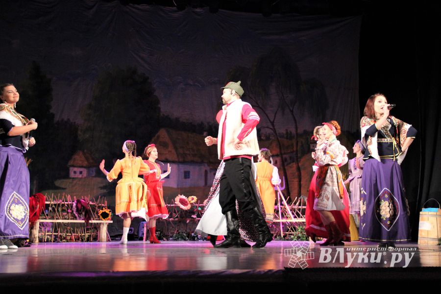 Кони стоят пьяные, хлопцы запряженные — в ГДК Ленина сыграли «Свадьбу в Малиновке» (ФОТО)