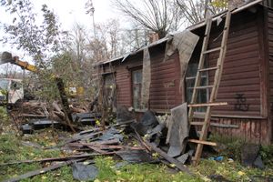 В Великих Луках сносят барак (ФОТО)