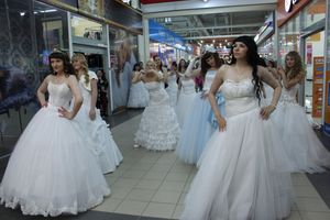 В Великих Луках бегали невесты (ФОТО)