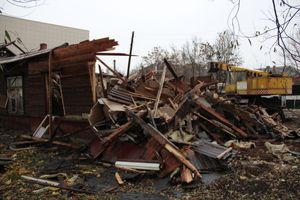 В Великих Луках сносят барак (ФОТО)
