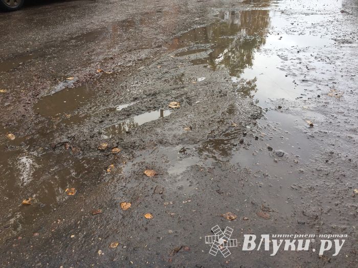 И в дождь, и в стужу бетон — на лужу (ФОТО)