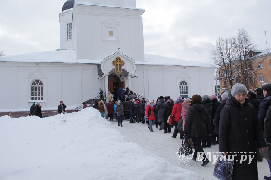 Великолучане запасаются святой водой (фото)