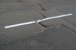 На дорогах Великих Луках появилась новая разметка, а новый асфальт — нет (ФОТО)