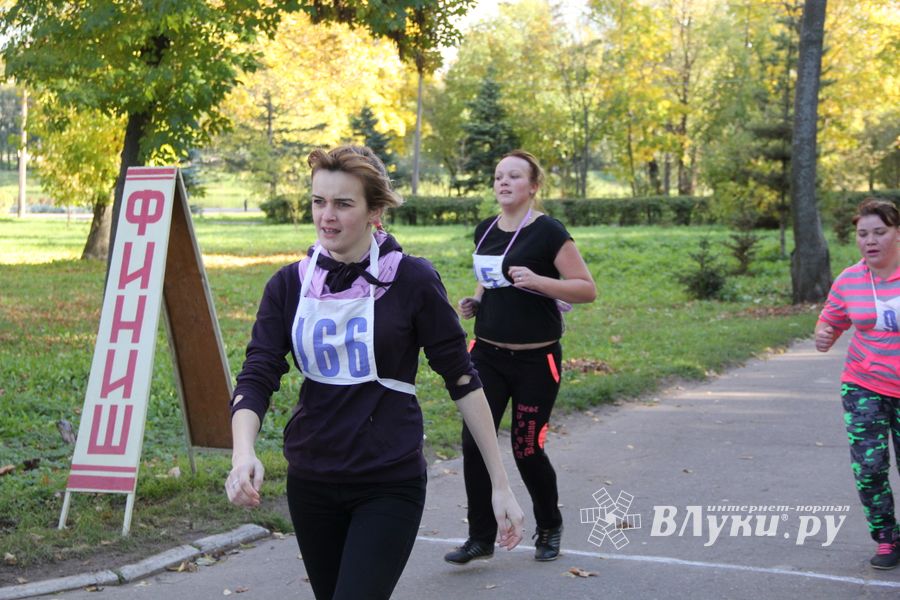 Легкоатлетический осенний кросс прошел в Великих Луках (фоторепортаж)