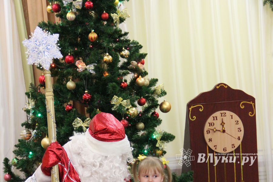 В Великие Луки пришла пора новогодних утренников (ФОТО)