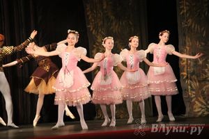 Московский театр «Корона Русского Балета» представил великолучанам балет «Лебединое озеро»