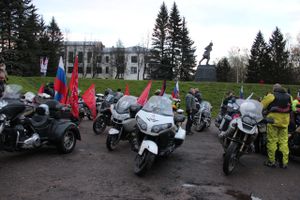 Великие Луки посетили участники мотомарша «Дороги Победы 2021 — дорога домой!» (ФОТО)
