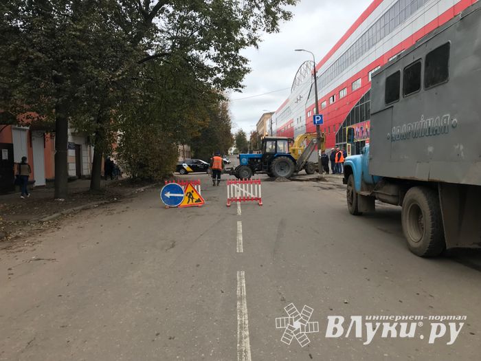 Из-за аварии водопровода перекрыт участок улицы Л. Толстого в Великих Луках (ФОТО)