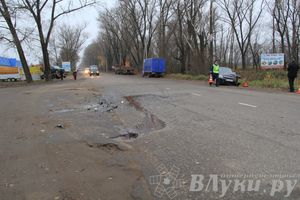 На Октябрьском проспекте в Великих Луках столкнулись «Мазда» и «Приора» (ФОТО)