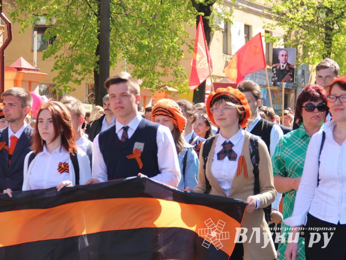 По центральному проспекту Великих Лук прошёл  «Бессмертный полк» (0+) (ФОТО)