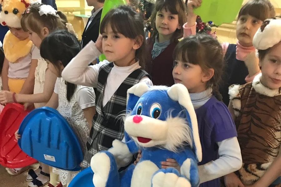 Полицейские Великолукского района поздравили детей (ФОТО)