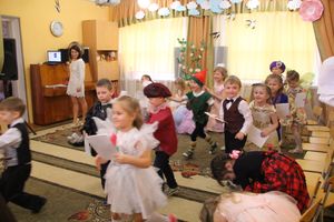 Юные великолучане поздравили мам и бабушек с помощью Золушки (ФОТО)