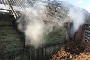 В Великих Луках сгорел нежилой дом (ФОТО; ВИЛЕО)