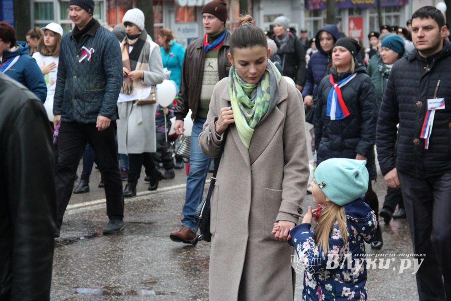 В Великих Луках прошло праздничное шествие (ФОТО)