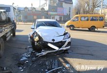 В Великих Луках столкнулись Мерседес и Мазда (фото)