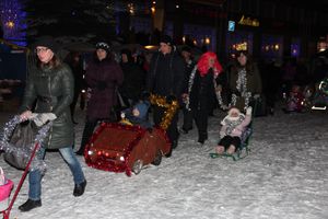 В Великих Луках зажглась новогодная ёлка (ФОТО)