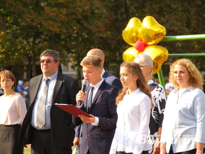 1 сентября в школах Великих Лук прошли Торжественные линейки (ФОТО)