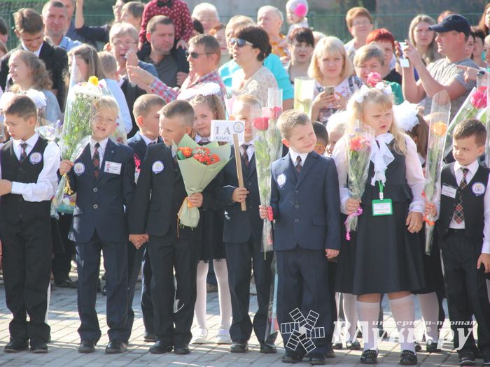 В Великих Луках торжественно встретили День знаний (ФОТО)