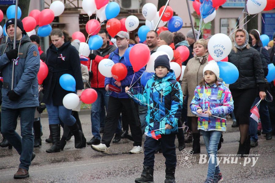 В Великих Луках прошло праздничное шествие (ФОТО)