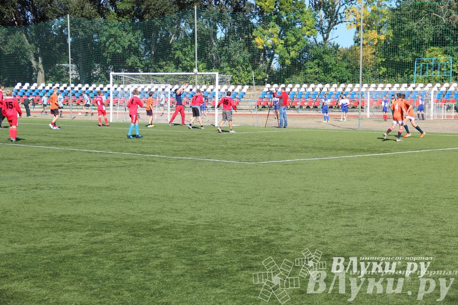 В Великих Луках стартовал открытый турнир по футболу