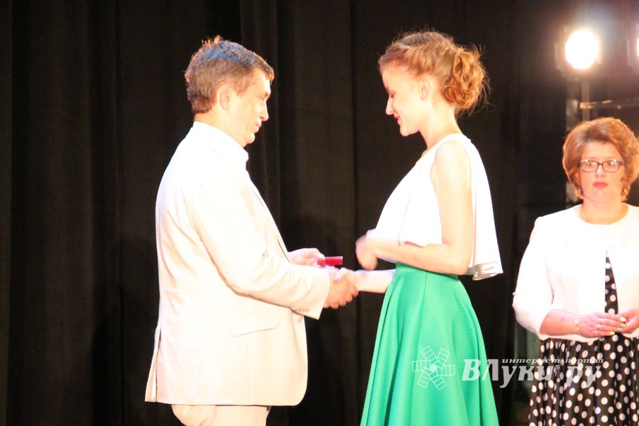 Великолуких выпускников наградили (ФОТО)