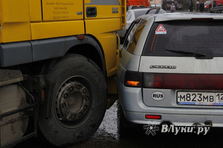  В Великих Луках на площади Калинина опять ДТП (ФОТО)