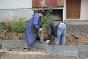Во дворе дома на ул. Гоголя дорожники взяли в руки клещи (ФОТО)