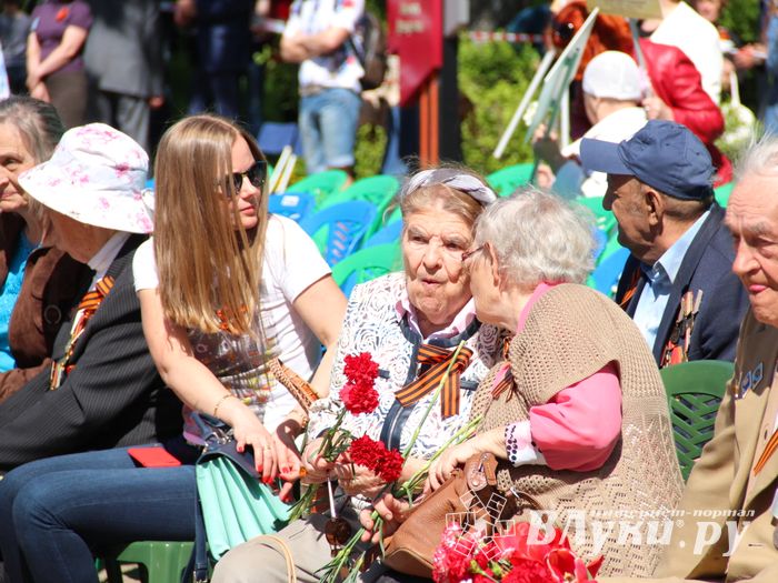 По центральному проспекту Великих Лук прошёл  «Бессмертный полк» (0+) (ФОТО)