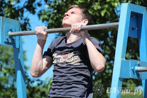 В Великих Луках состояли соревнования по подтягиванию на турнике (фото)