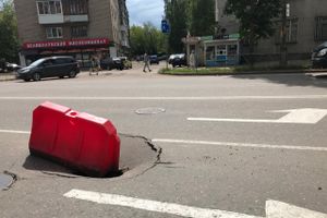 В центре Великих Лук на дороге провалился асфальт (ФОТО)