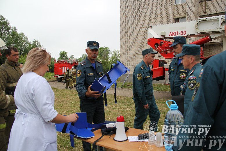 В Великих Луках прошли областные соревнования среди пожарных по спасению пострадавших